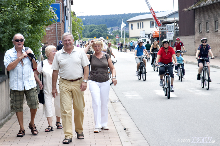 fussgänger und radfahrer unterwegs