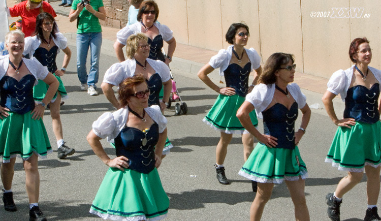 die jungen mädels von der tanzgruppe