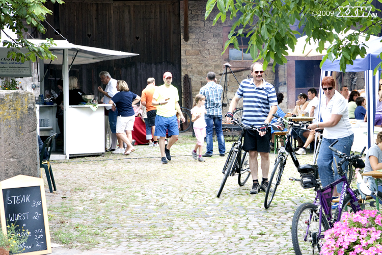 geselliges treiben in den höfen