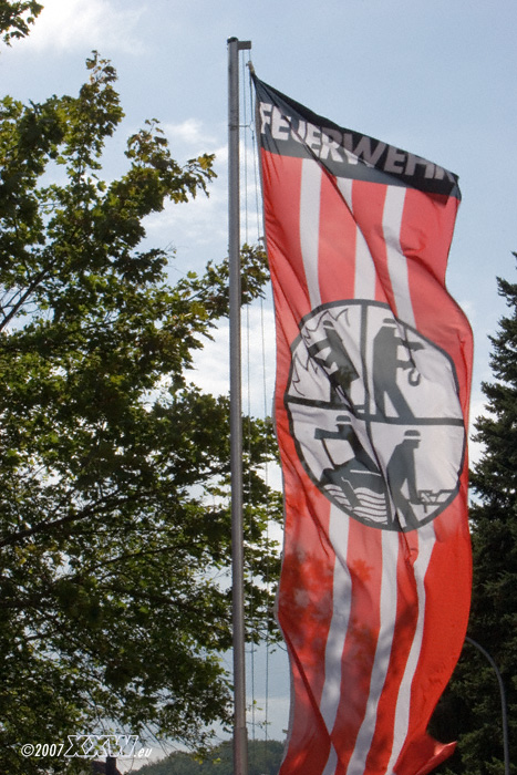 die feuerwehr zeigt flagge