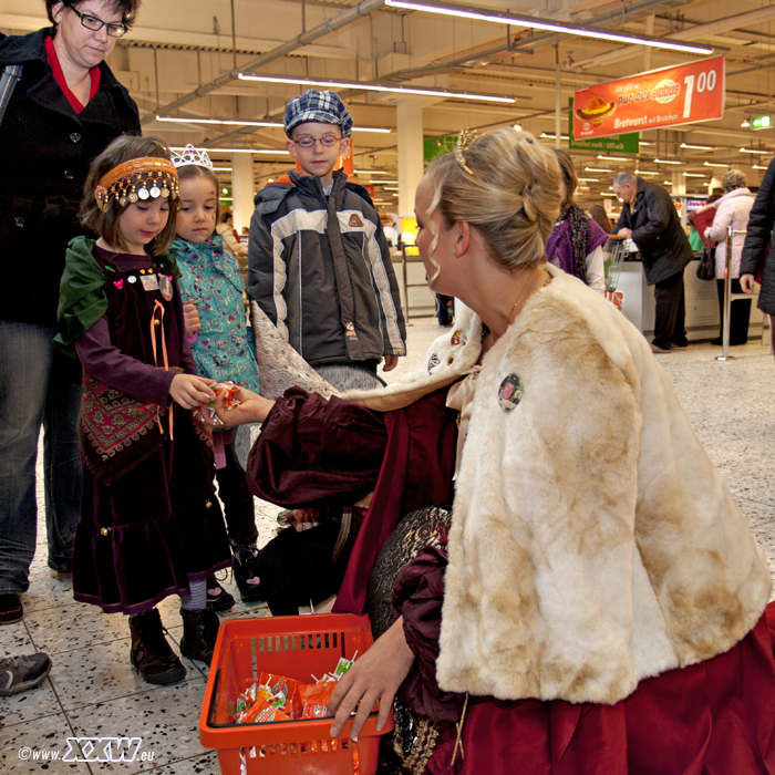die prinzessin verteilt süßigkeiten