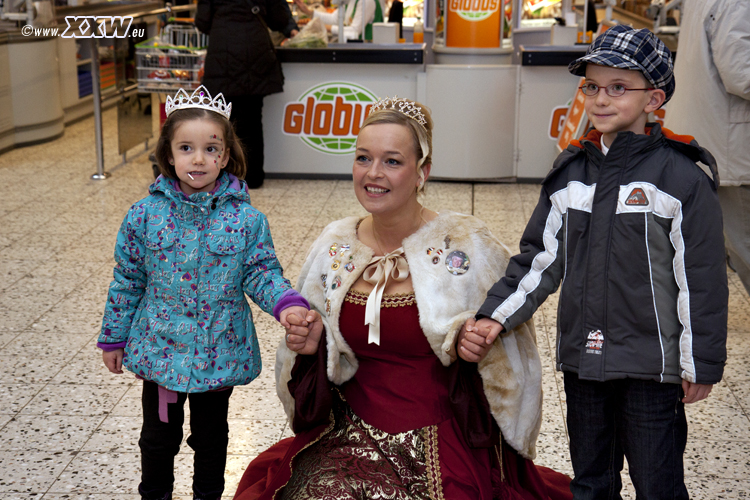 die prinzessin verteilt süßigkeiten
