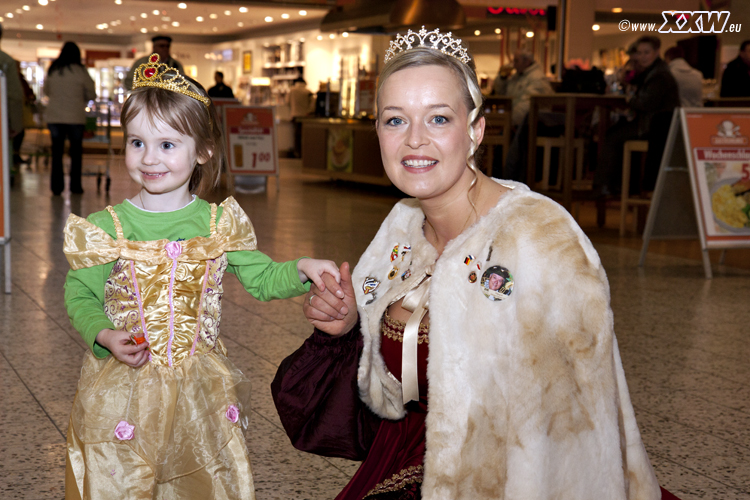 die prinzessin verteilt süßigkeiten