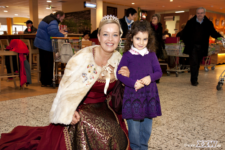 die prinzessin verteilt süßigkeiten