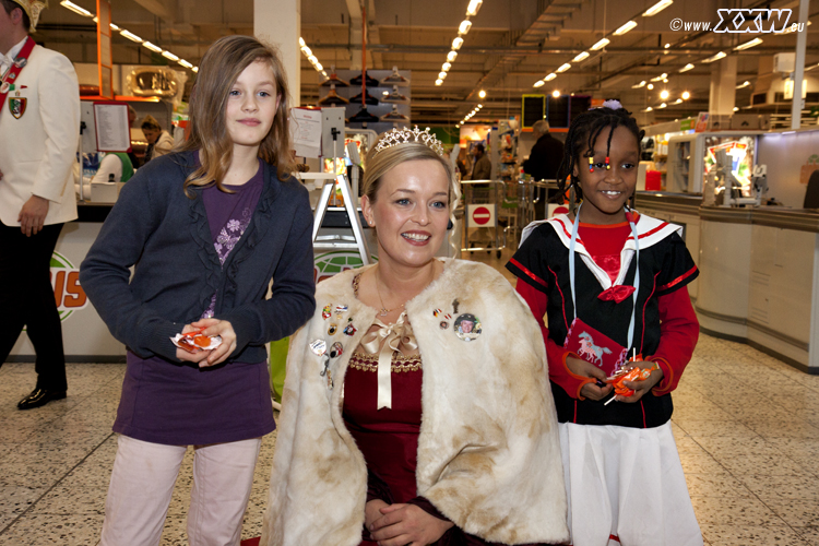die prinzessin verteilt süßigkeiten