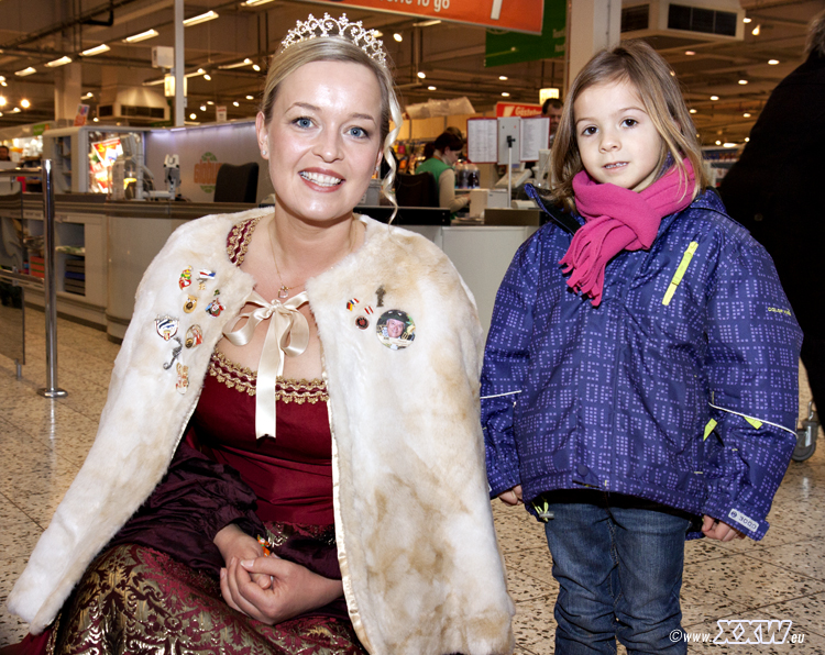 die prinzessin verteilt süßigkeiten