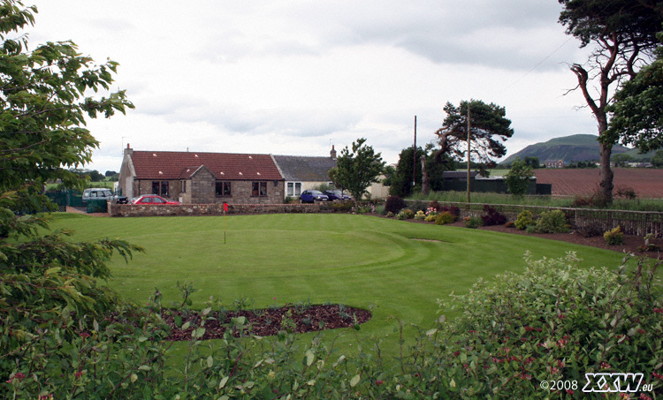 ein golfloch im eigenen garten