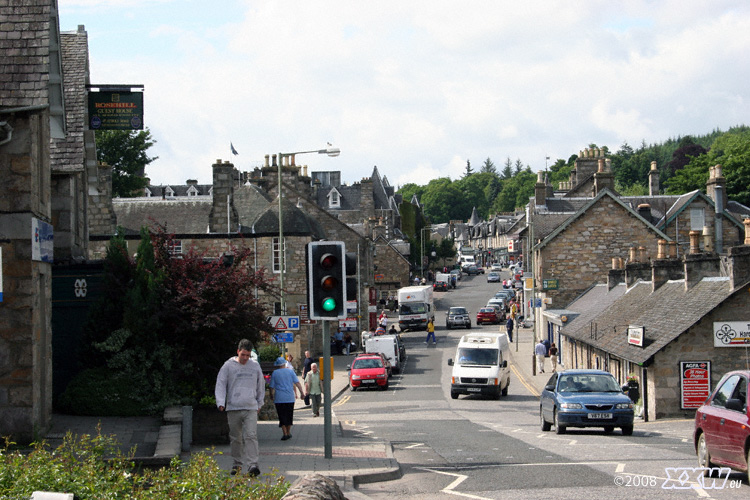 blick auf die hauptstraße von pitlochry