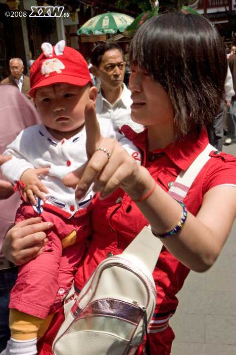 junge, moderne chinesin mit ihrem sohn