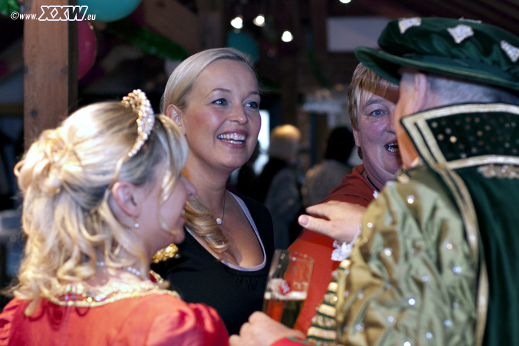 vor der eröffnung wird schon ausgelassen gefeiert