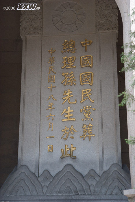 auf halbem weg zum mausoleum diese gedenktafel