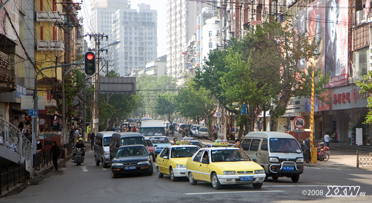der straßenverkehr ist enorm.