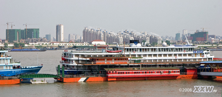 blick von der anlegestelle über wuhan