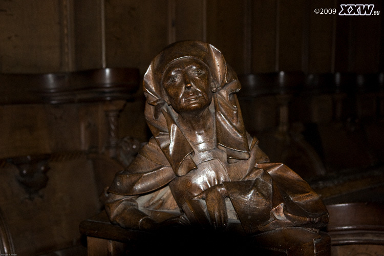 figur auf einem betstuhl