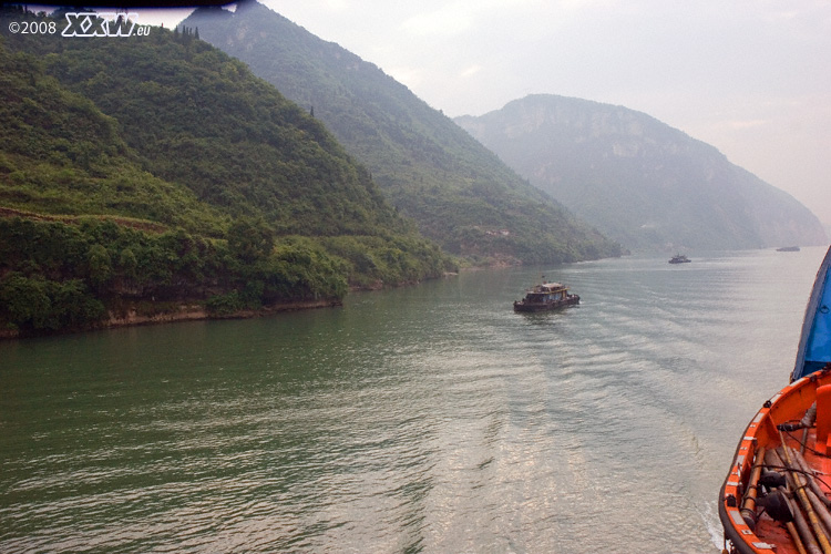 zum ersten male berge am flussrand