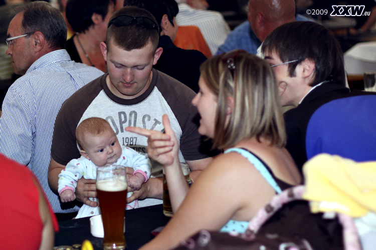 sogar ein baby ist im festzelt