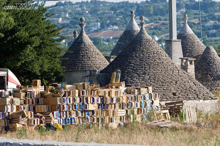 wirf die leeren kisten  einfach hinter den trullo.