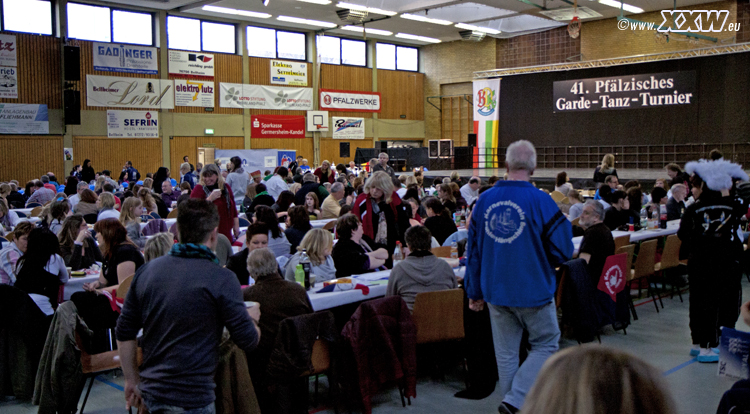 die halle ist gut gefüllt