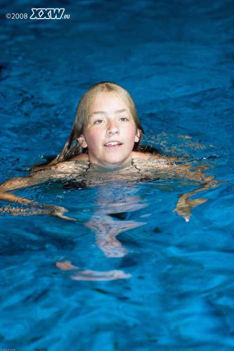 auch kinder beim 24 stunden schwimmen