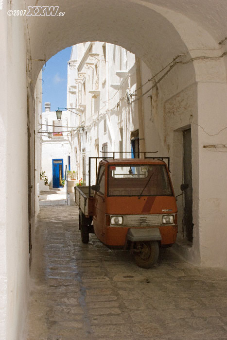 enge gassen in der altstadt von ostuni