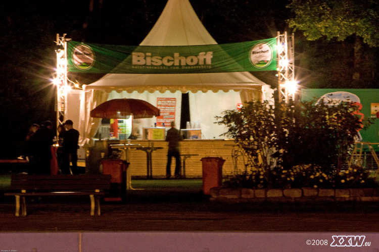 ein getränkestand bei nacht