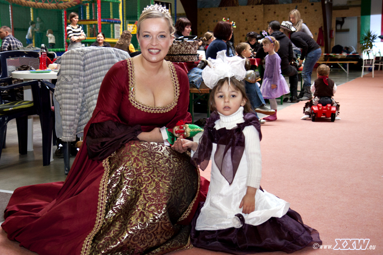 die prinzessin mit einer jungen besucherin