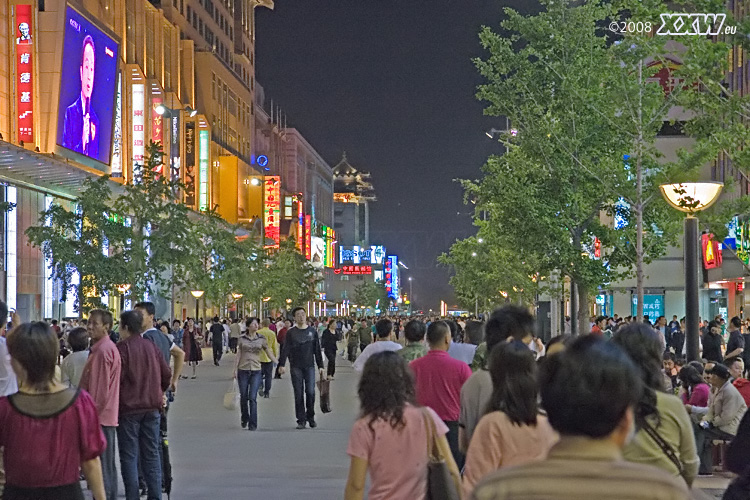 pekings fußgängerzone könnte fast genausogut in düsseldorf sein!