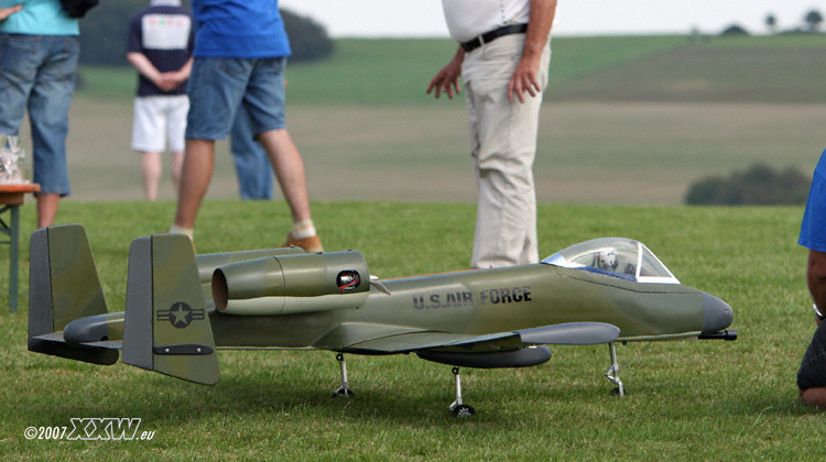 nachgebautes militärflugzeug